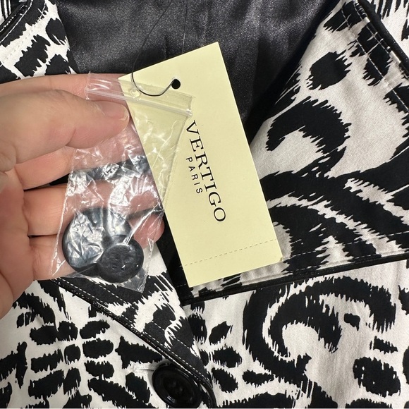 NEW Vertigo Paris black and white graphic trench coat, size Lg., belted, chic - Picture 6 of 14